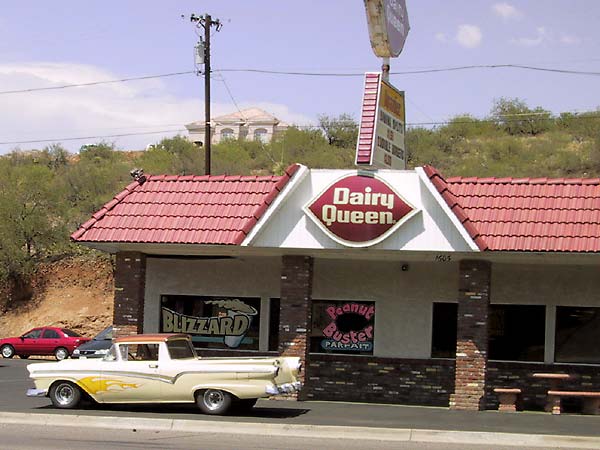 Gele Ford Ranchero voor de Dairy Queen