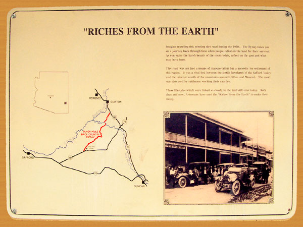 Bord met kaartje en uitleg: Riches from the earth