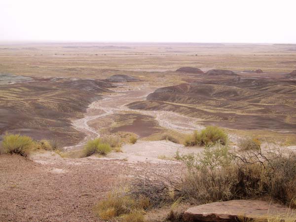 Achter de Blue Mesa een eindeloze kale vlakte