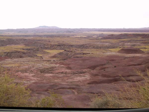 Rode mesa's op de voorgrond, zwarte daarachter