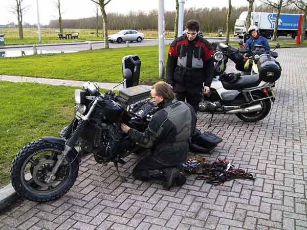 Hans aan het sleutelen aan zijn Magna