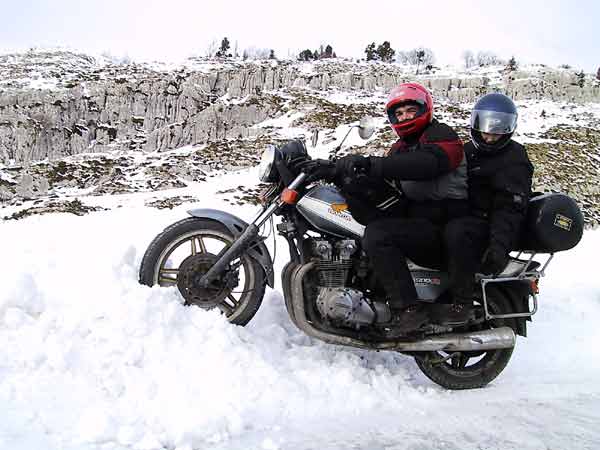 Steffen en Pernette op de CB in de sneeuw