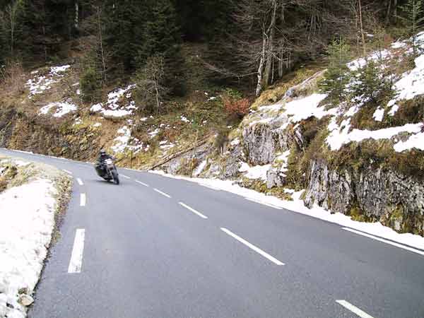 De Magna komt de bocht uit in een besneeuwd landschap