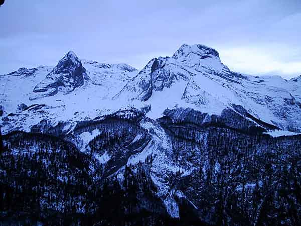 Besneeuwde bergen in koud licht