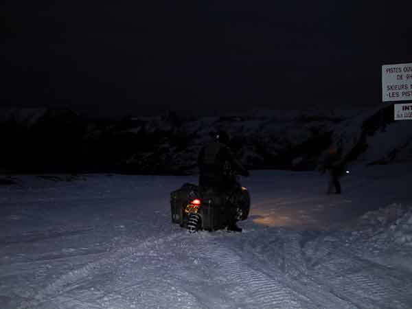 Hans op z'n Magna vast in de sneeuw