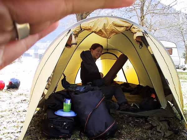 Pernette in tent met opgerold matje schuin omhoog