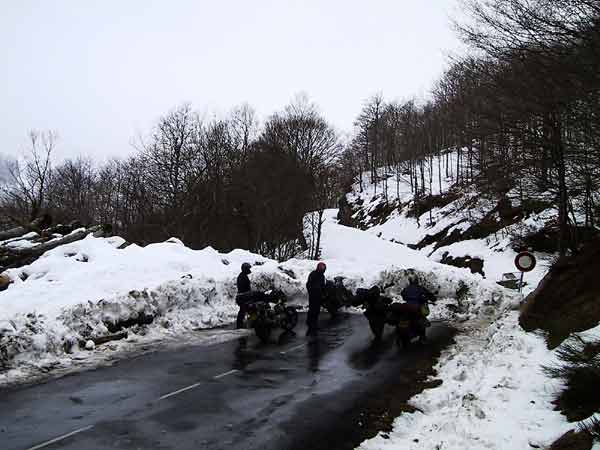 De motoren voor een sneeuwwal over de weg