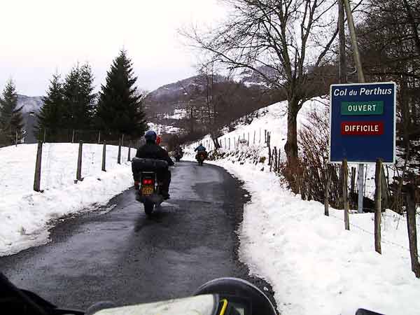 Smal weggetje, sneeuw er langsm en bordjes met Col du Perthus, ouvert, difficile