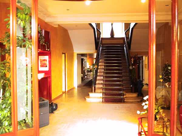 Hotelhal met prachtige trap