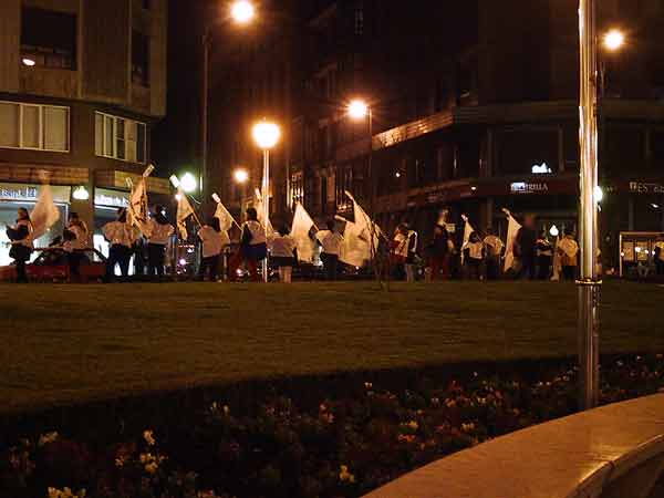 Demonstratie met witte vlaggen met flessen er aan