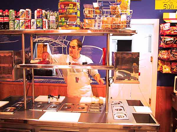 Man bezig een heerlijk broodje samen te stellen