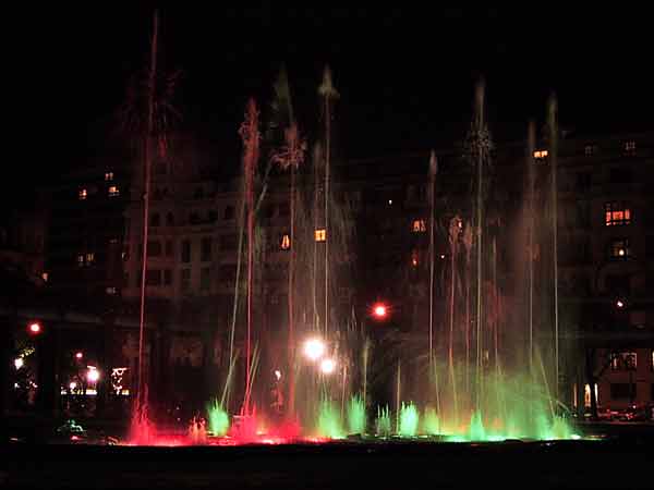 Fontein in groen en rood licht