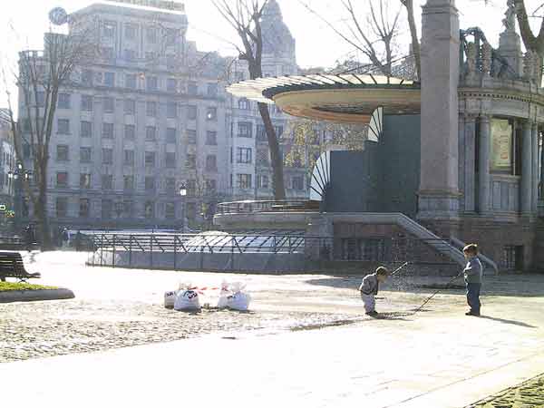 Twee jongetjes met stokken in het park