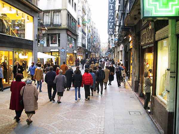 Winkelstraat in de oude stad, vol mensen