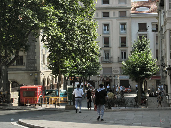 Stadsstraatbeeld met jongens in klederdracht