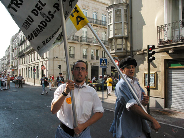 Twee mannen met spandoek