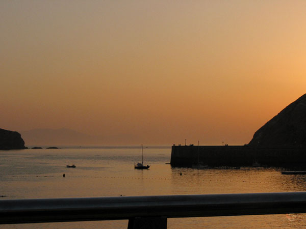 Baai met licht van ondergaande zon