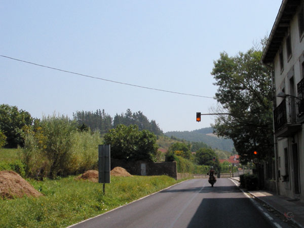 Stoplicht, rechts huizen, links groen