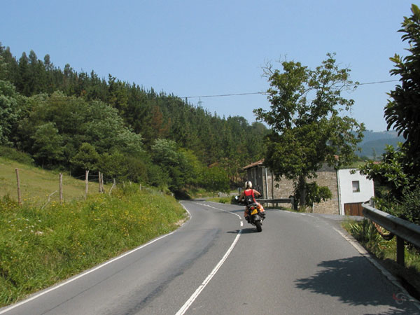 Motorrijden, rechts huizen, links groen