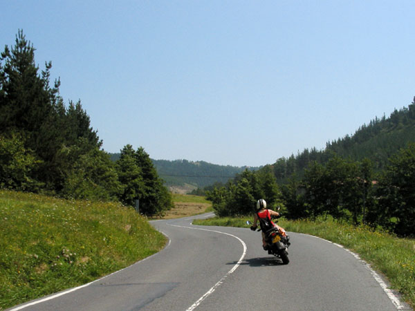 Motor in groen landschap, bochten