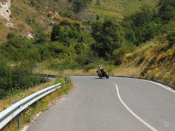 Motor in haarspeldbocht omhoog