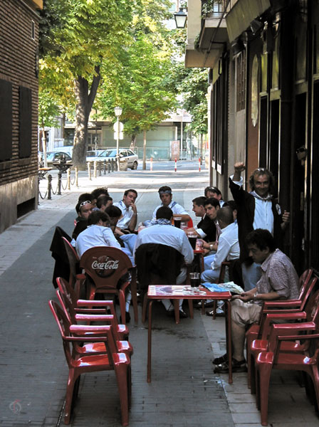 Terras met mensen in klederdracht