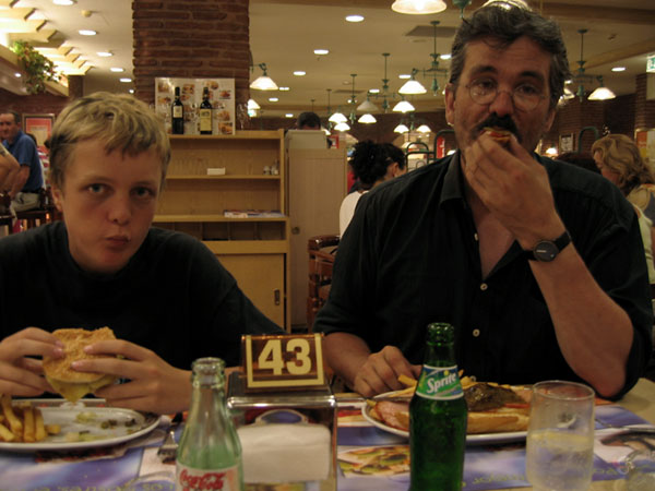 Pieter en Ernst aan de hamburgueresa