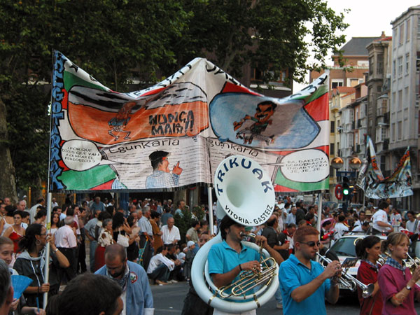 Vlaggen met Baskische teksten
