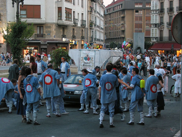 Groep dansers rond auto