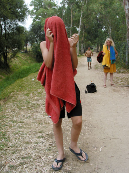 Pieter met handdoek over z'n hoofd