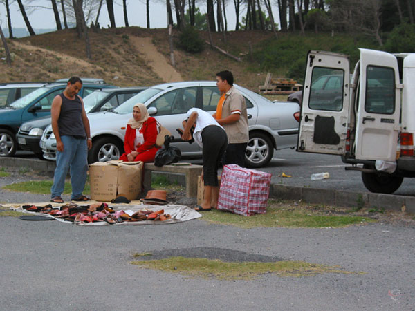 Verkoop van slippers op de parkeerplaats