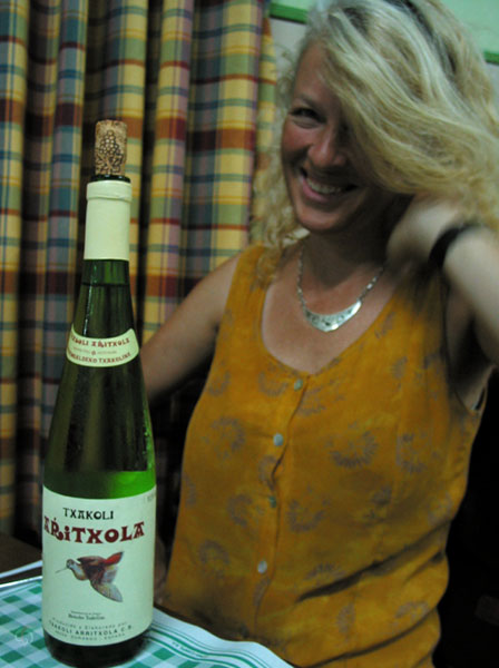Sylvia met fles witte wijn voor zich