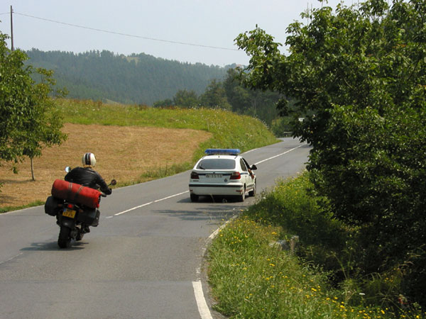 Sylvia haalt politieauto in