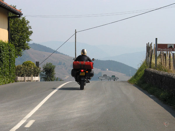 Motor rijdt op T-splitsing af