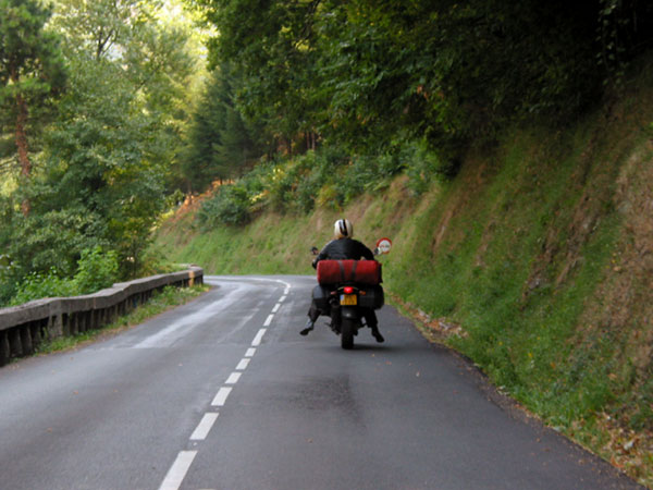 Motorrijden met de benen bungelend