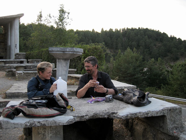 Ernst en Pieter aan picknicktafels