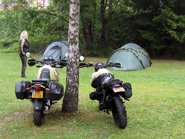 Twee motoren en twee tenten