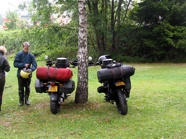 Twee motoren met gevulde ortliebs, geen tentjes meer op het gras