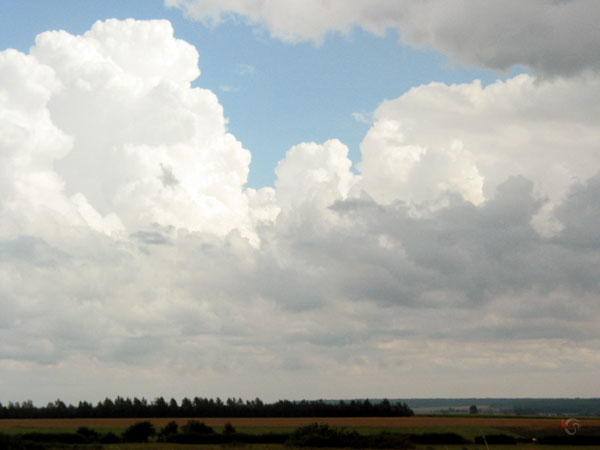 Een stukje blauwe lucht tussen witte wolken