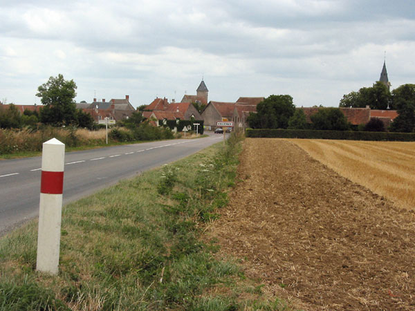 Rechte weg met dorpje met kerktorens in de verte