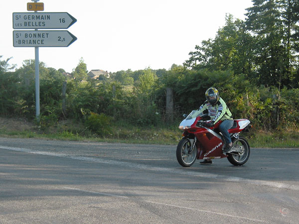 Cagiva Mito rijdt de kruising op