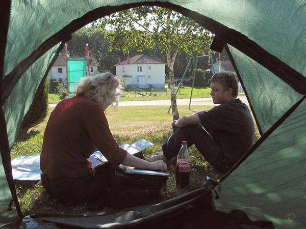 Sylvia en Pieter met cola en kaart