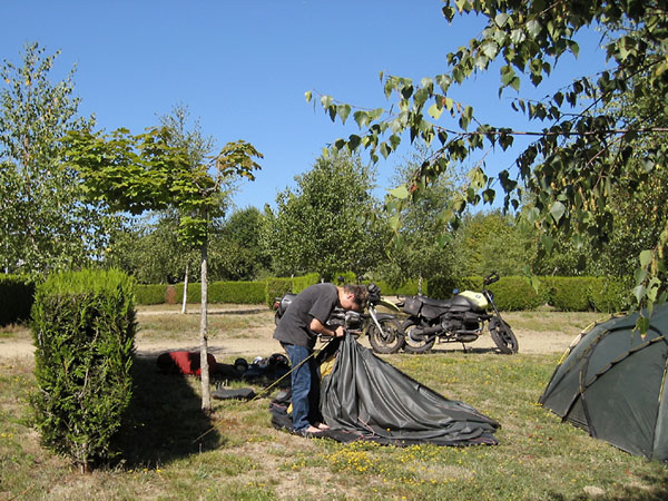 Pieter bezig z'n tent af te breken