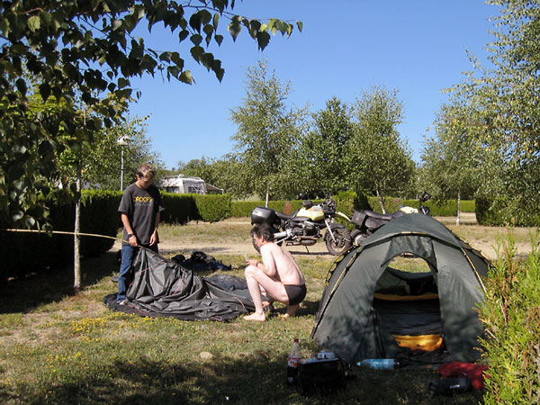 Ernst laat Pieter zien hoe hij de tent moet afbreken