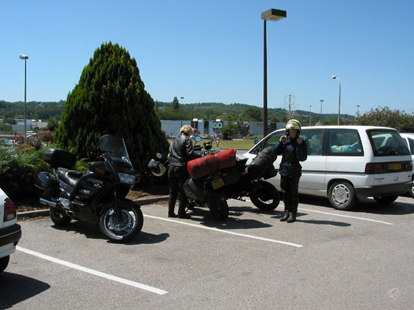 Pieter en Sylvia bij de geparkeerde motoren