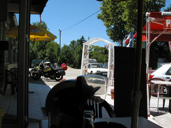 Terrasje met de motoren in zicht in de hete zon