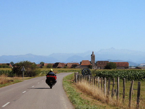 Dorpje met de Pyreneeën op de achtergrond