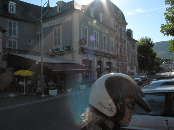 Sylvia met helm op voor hotel met terras