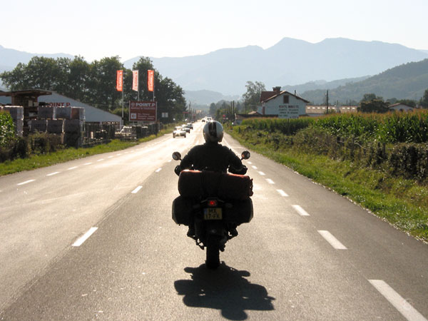 Rechte weg met de toppen van de Pyreneeën in de verte