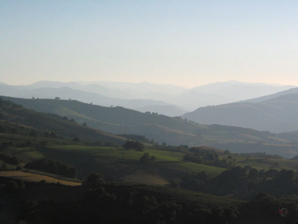 Berg na berg na berg in het avondlicht